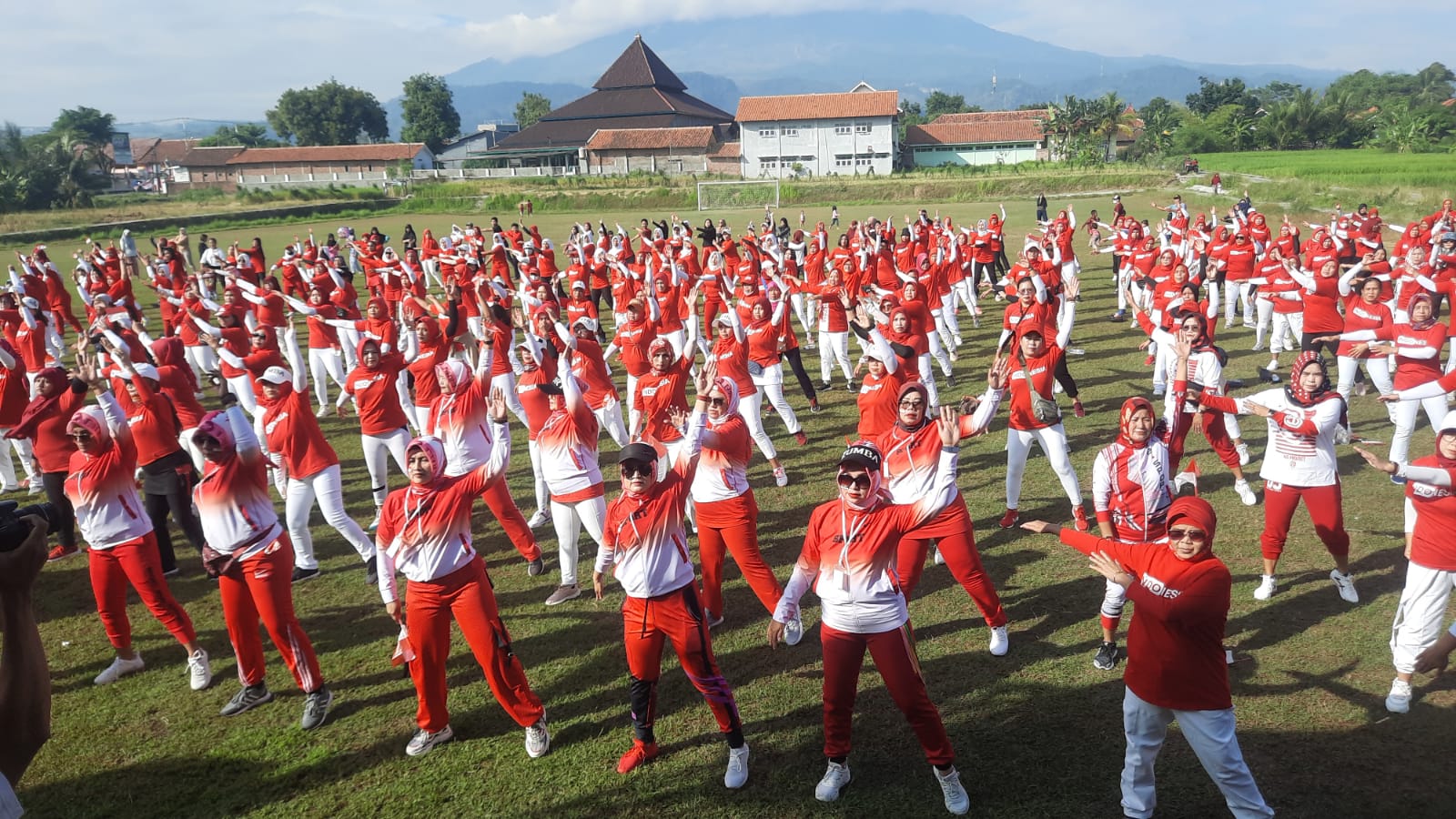 Senam Gebyar Merah Putih Sambut HUT RI ke 77 di Dukupuntang Cirebon, Masyarakat Antusias