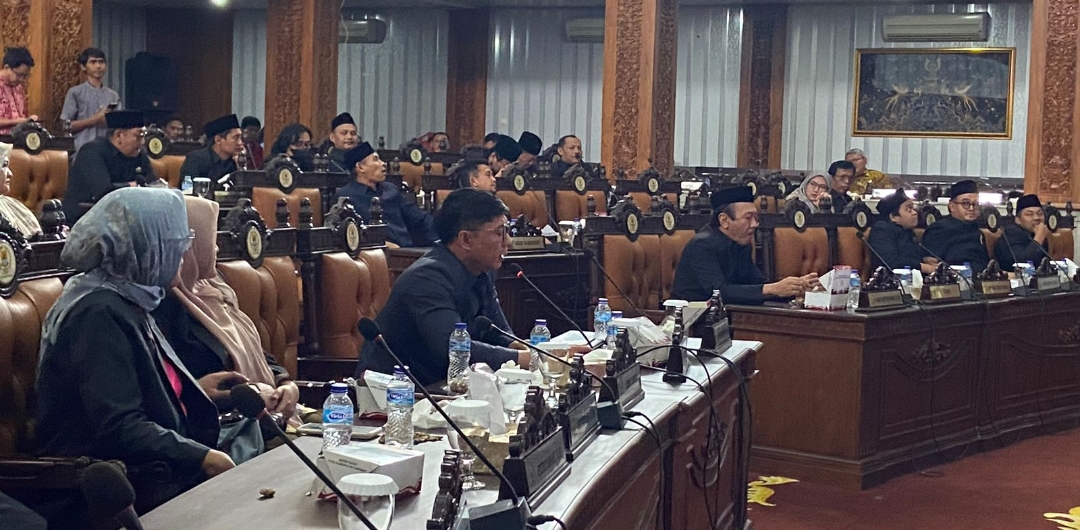 Paripurna Persetujuan APBD Perubahan 2025 Kabupaten Cirebon Bersitegang, Fraksi PDI Perjuangan Terbelah 