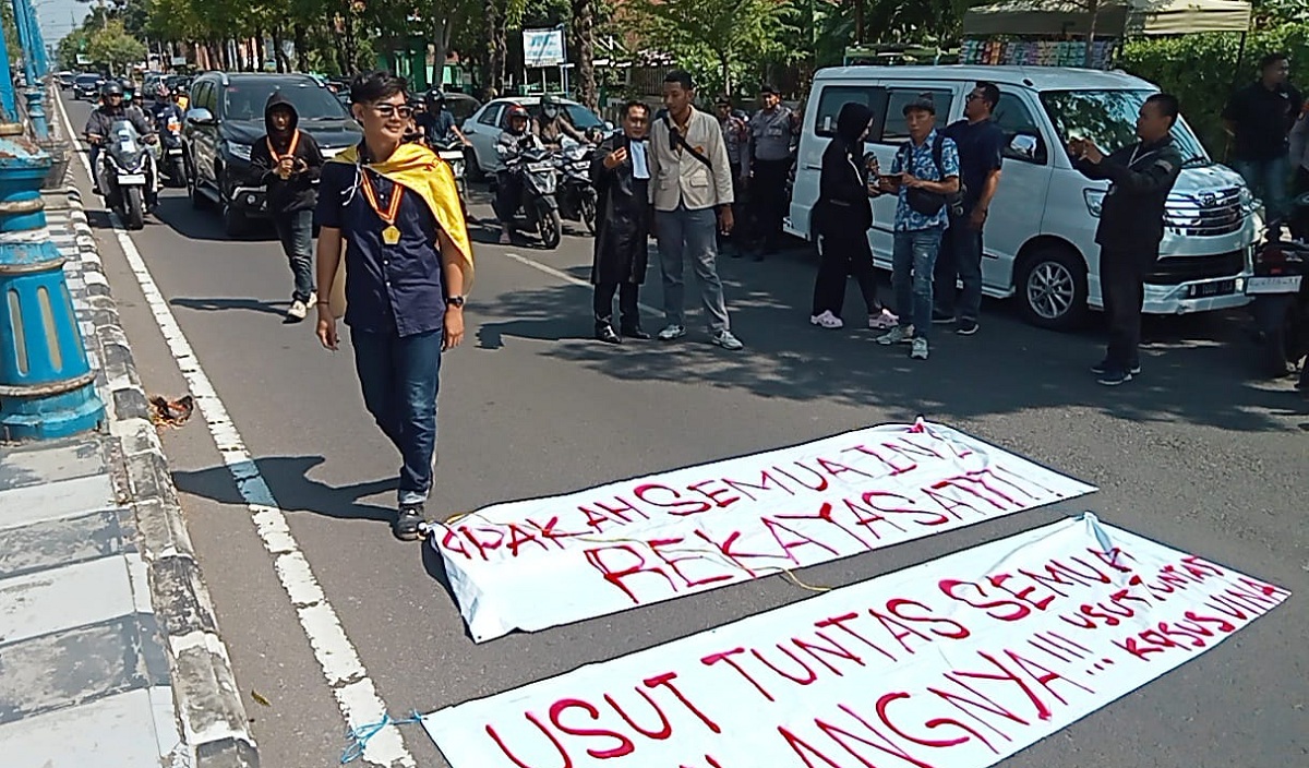 Unjuk Rasa di Depan PN Cirebon, Mahasiswa Mengaparesiasi Sikap Jaksa di Sidang Saka Tatal