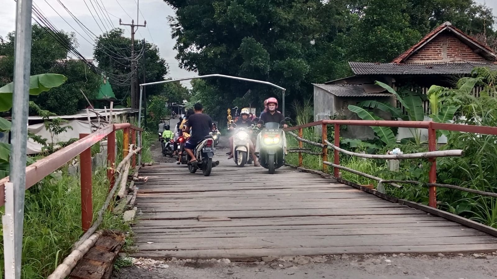 Aktivitas Masyarakat Terhambat, Jembatan Cempaka-Karangsari Sudah Tidak Layak Digunakan