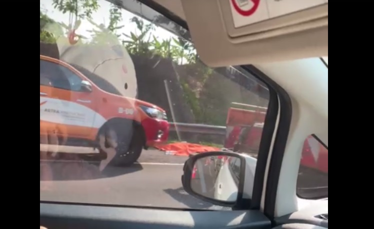 BREAKING NEWS: Kecelakaan di Tol Cipali Hari Ini, Mobil Travel Seruduk Truk, Penumpang Masih Dievakuasi