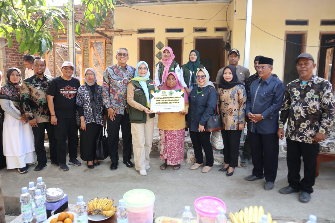 Pj Wali Kota Cirebon dan Jabar Bergerak Serahkan Bantuan Renovasi Rumah Korban Kebakaran di Argasunya