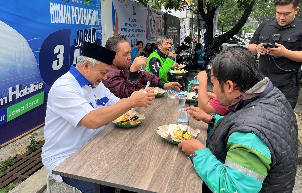 Membaur dengan Pengemudi Ojol, Ahmad Syaikhu Serap Aspirasi soal Parkir, Banjir dan Sampah