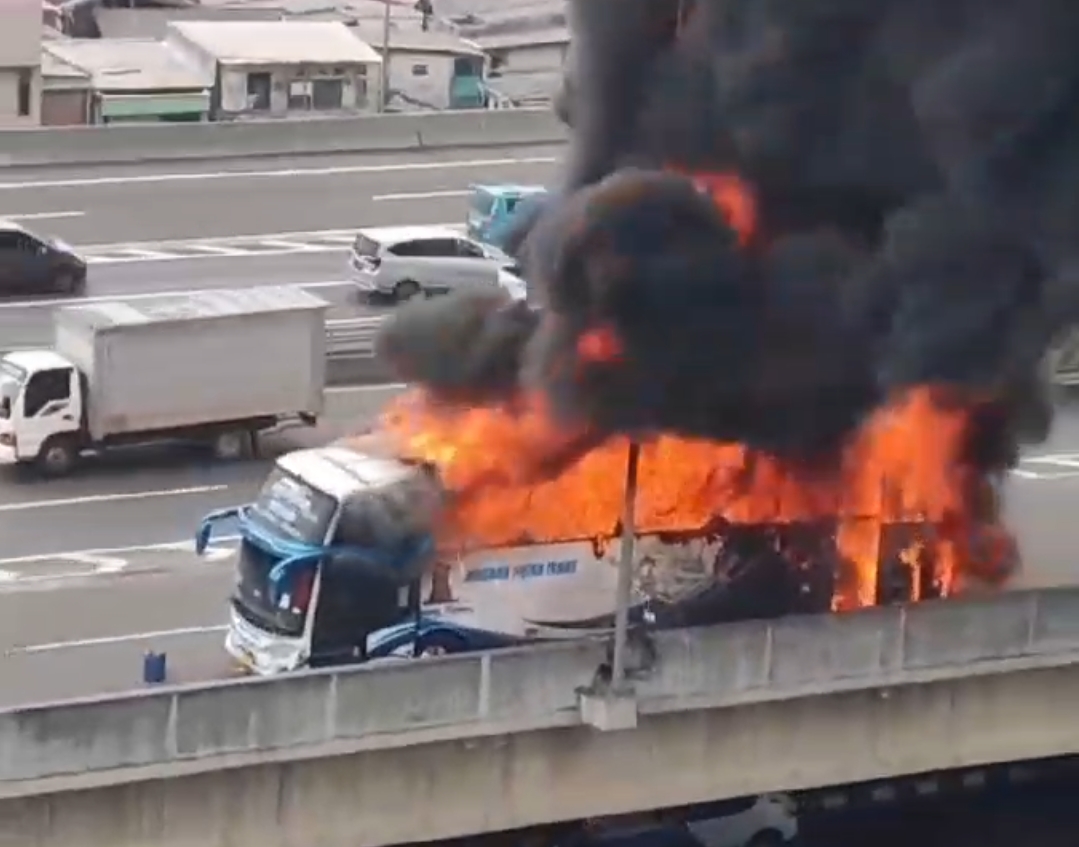 Bus Pariwisata Pengangkut Siswa TK Ludes Terbakar di Tol Becakayu, Begini Kondisi Seluruh Penumpang