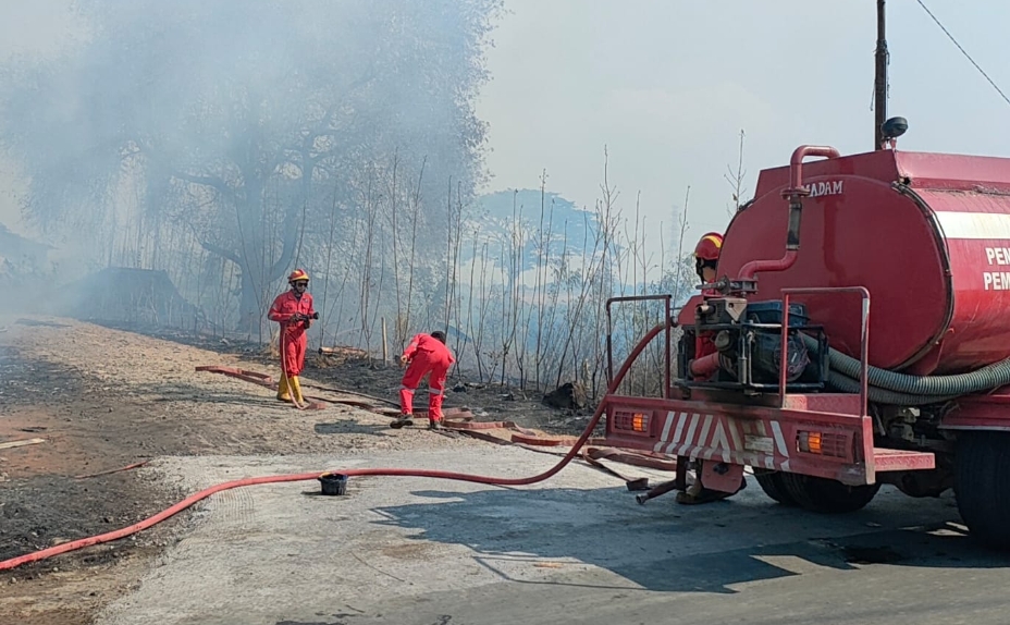 Gudang Garam Krosok di Losarang Terbakar, Kerugian Capai Ratusan Juta Rupiah 