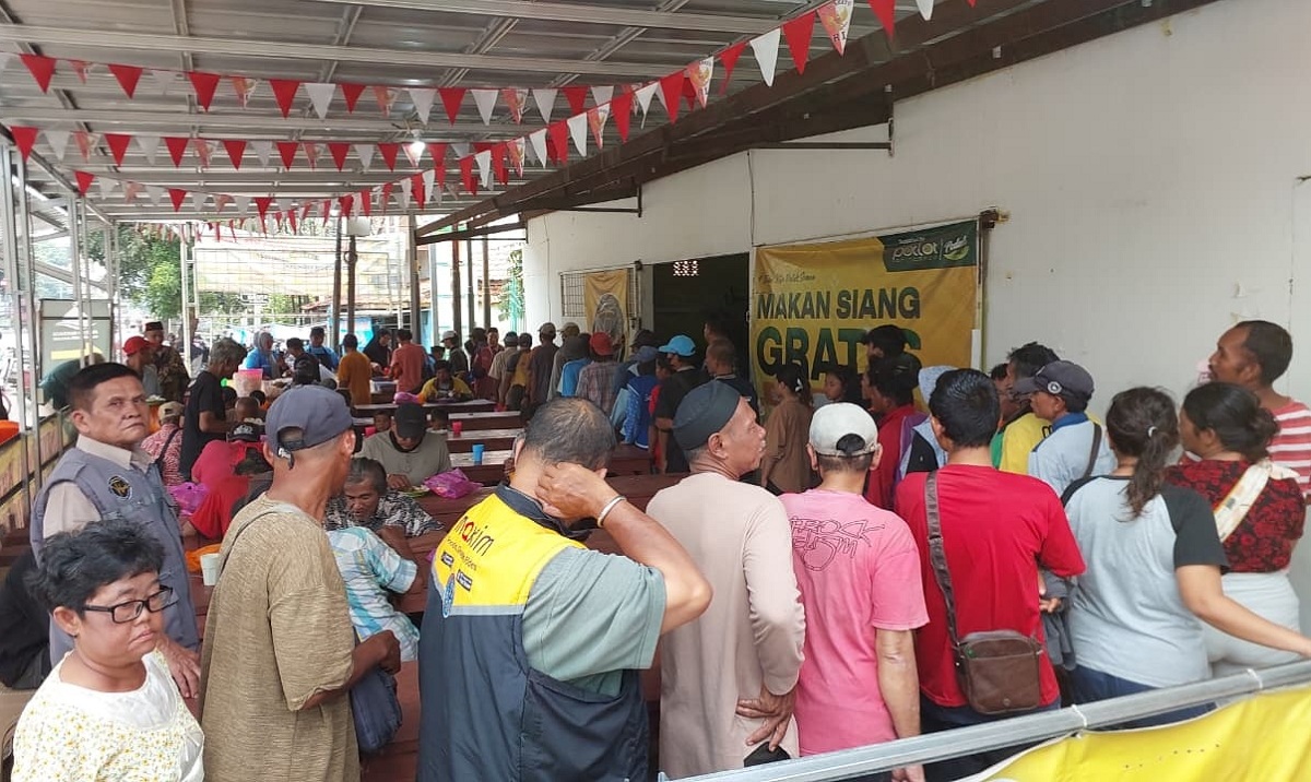 Setahun Tanpa Libur, Warung Nasi Hamba Allah Cirebon Terus Bagikan Ratusan Makan Siang Gratis