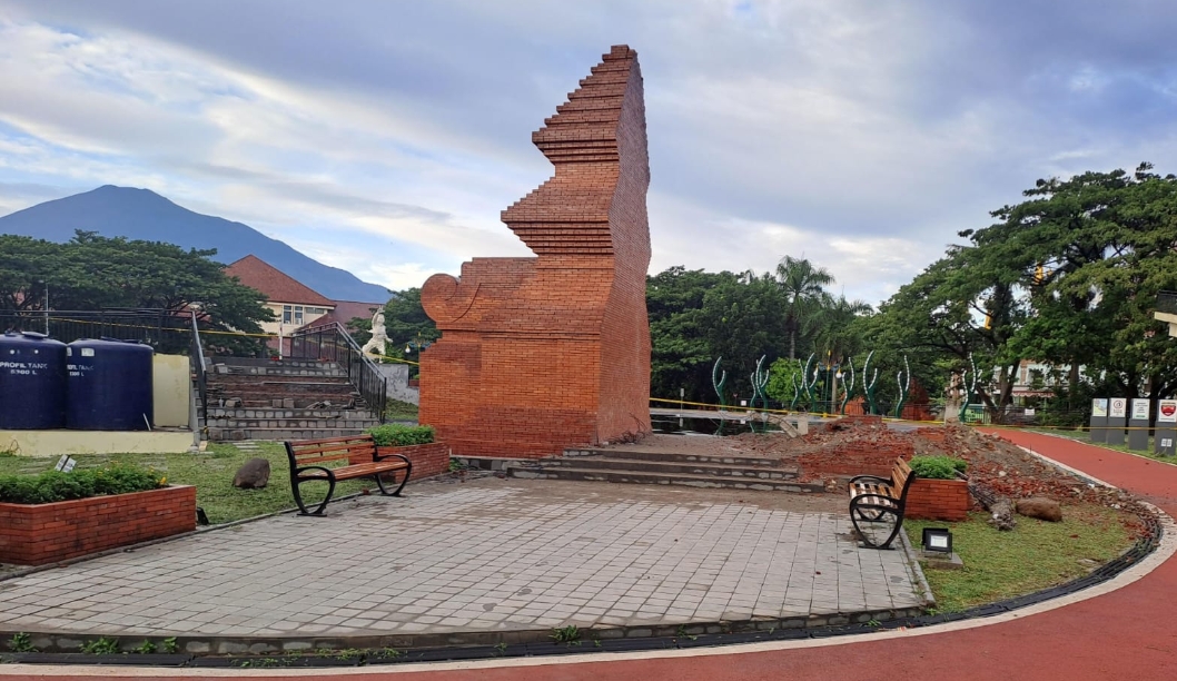 Pegiat Budaya Cirebon Sesalkan Ambruknya Gapura Candi Bentar di Taman Pataraksa Sumber