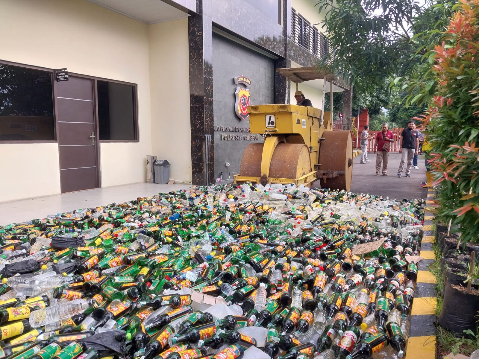 Ribuan Miras Dimusnahkan dengan Alat Berat