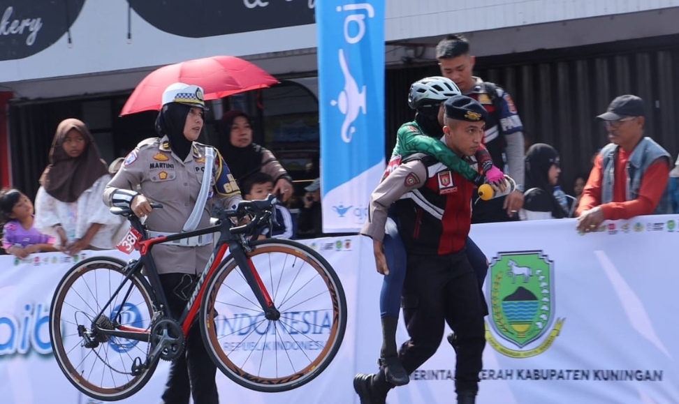 Aksi Dua Anggota Polisi Jadi Sorotan di Tour de Linggarjati 2025