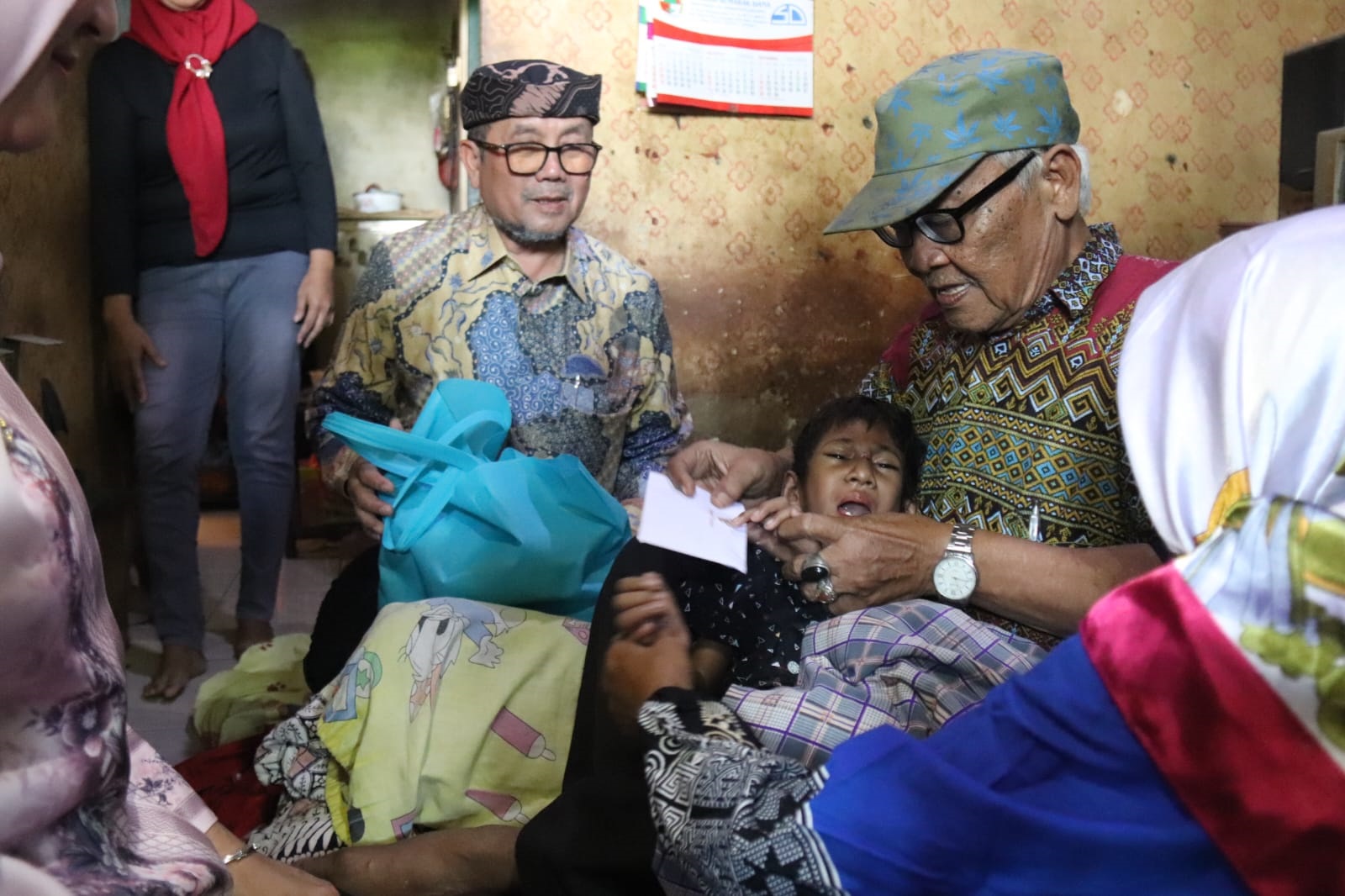 Tersentuh Kondisi Sarli, Bupati Imron Janji Tanggung Pengobatan Hingga Tuntas