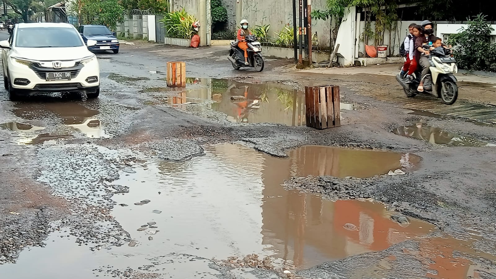 Kondisi Memprihatinkan Jl dr Sutomo Cirebon, Banyak Pengendara Jatuh