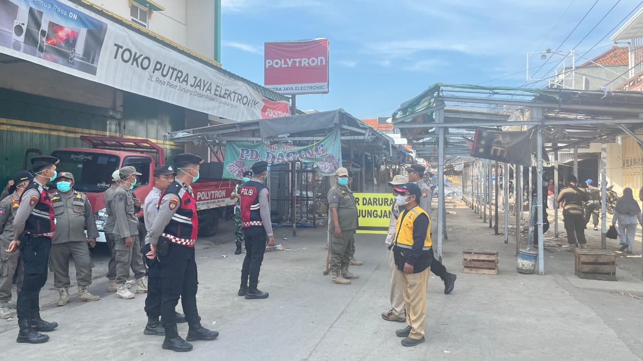 Polresta Cirebon Amankan Penertiban Bangunan Liar dan PKL di Pasar Darurat Desa Jungjang
