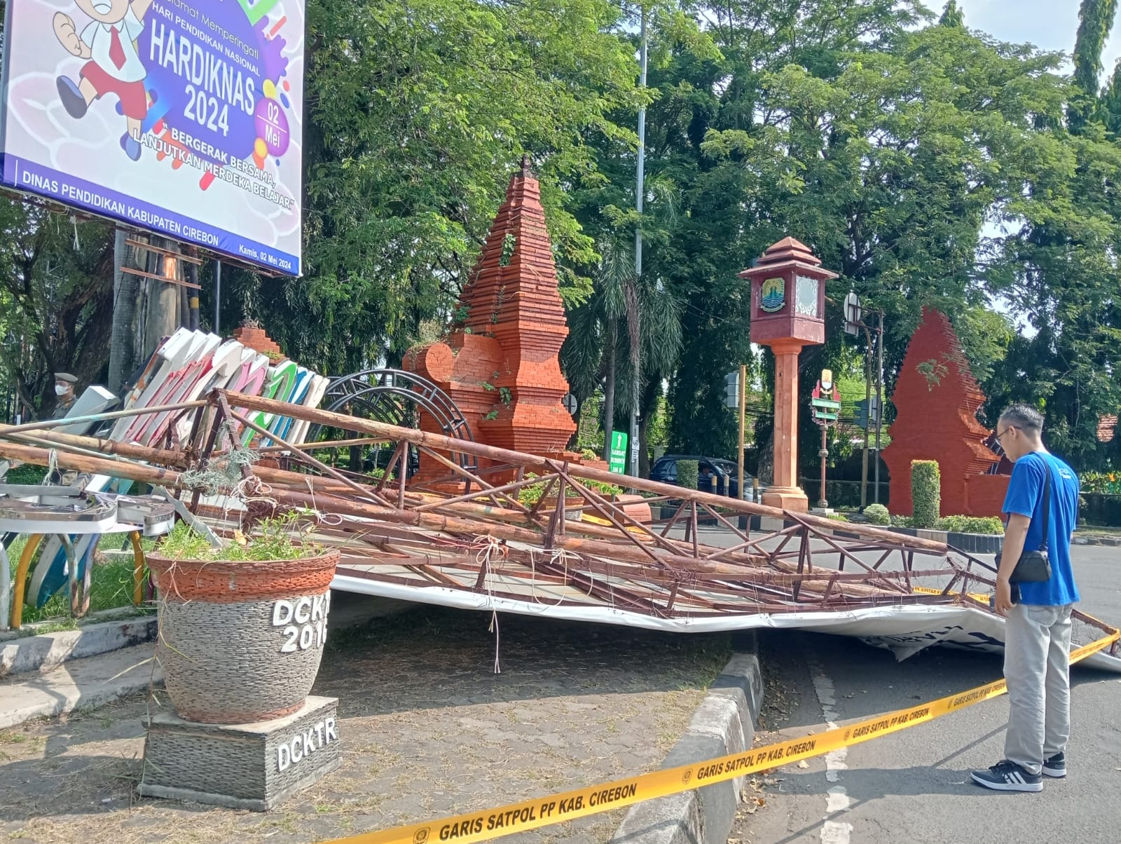 Papan Reklame Taman PKK Ambruk Timpa Pengguna Jalan 