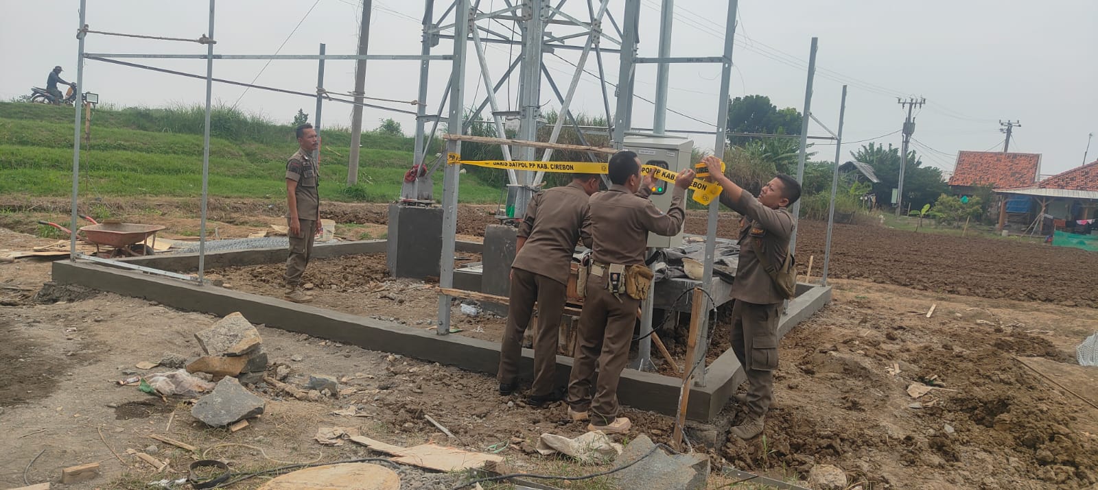 Warga Resah, Tower Provider di Tawangsari Disegel Satpol PP Kabupaten Cirebon