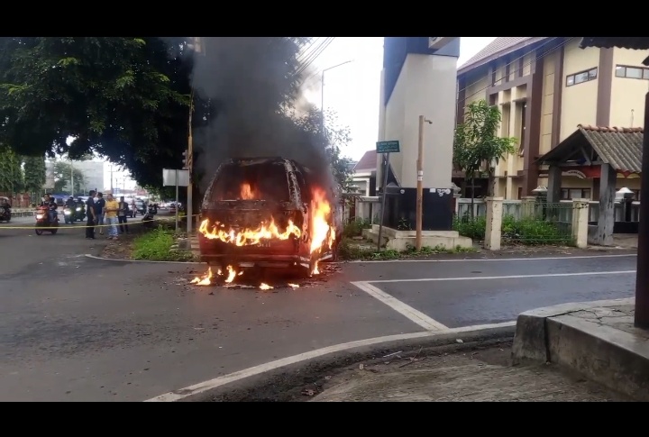 Angkot Terbakar di Kuningan, Terdengar Suara Ledakan saat Keluar dari SPBU