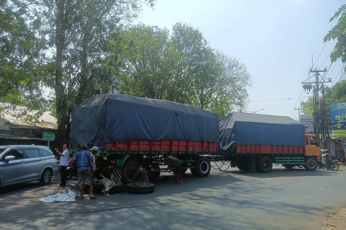 Truk dari Bekasi Tujuan Cirebon Lepas Ban di Jalan Sudirman, Pengendara Terjebak Antrean Panjang