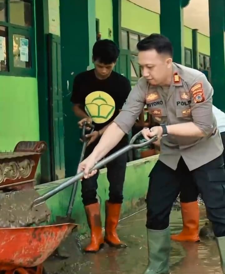 Banjir Rendam Dayeuhkolot, Kapolsek Turun Tangan Bantu Warga dan Pantau Lokasi Pengungsian