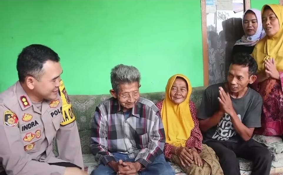 Momen Kapolres Sumedang hingga Jusuf Hamka Kunjungi Kakek dan Nenek yang Jalan Kaki di Tol Cisumdawu