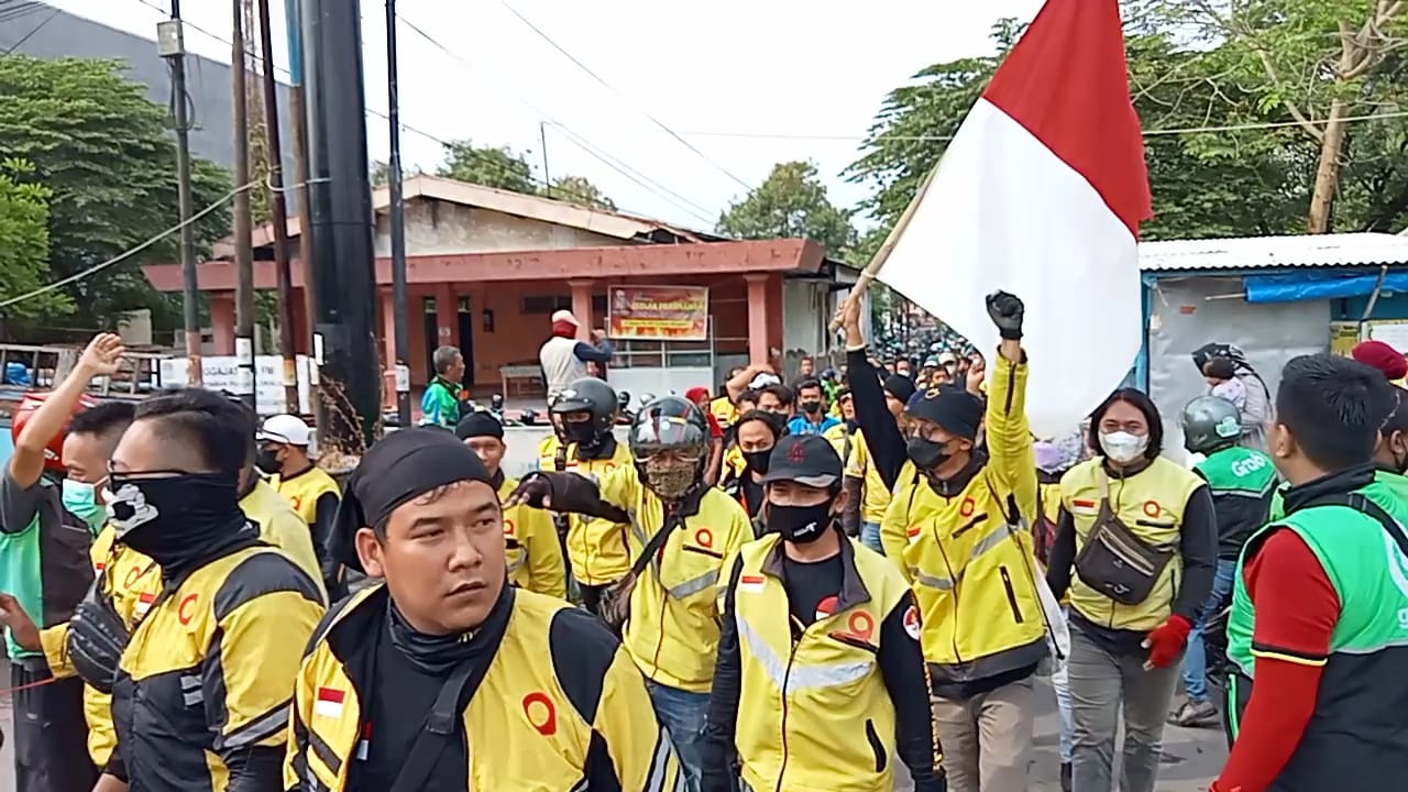 Salam Satu Aspal! Demo Ojol Cirebon Bergerak ke Balaikota Cirebon, Diiringi Lagu Bongkar Iwan Fals