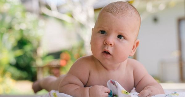 7 Alasan Kenapa Bayi Sangat Suka Sekali Menggeleng-Gelengkan Kepalanya