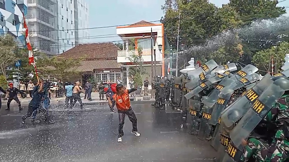 Gedung DPRD Kota Cirebon Dikepung, Masa Anarkis, Arhanud Dikerahkan, Ini yang Sesungguhnya Terjadi