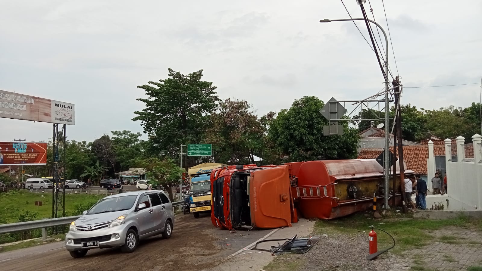 Truk BBM Pertamina Terguling di Gronggong Cirebon, Warga Berdatangan Ambil Pertalite, TKP Disterilkan Polisi