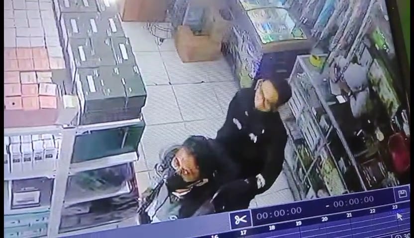 2 Pria Diduga Pelaku Pencurian Handphone di Kabupaten Cirebon Terekam CCTV