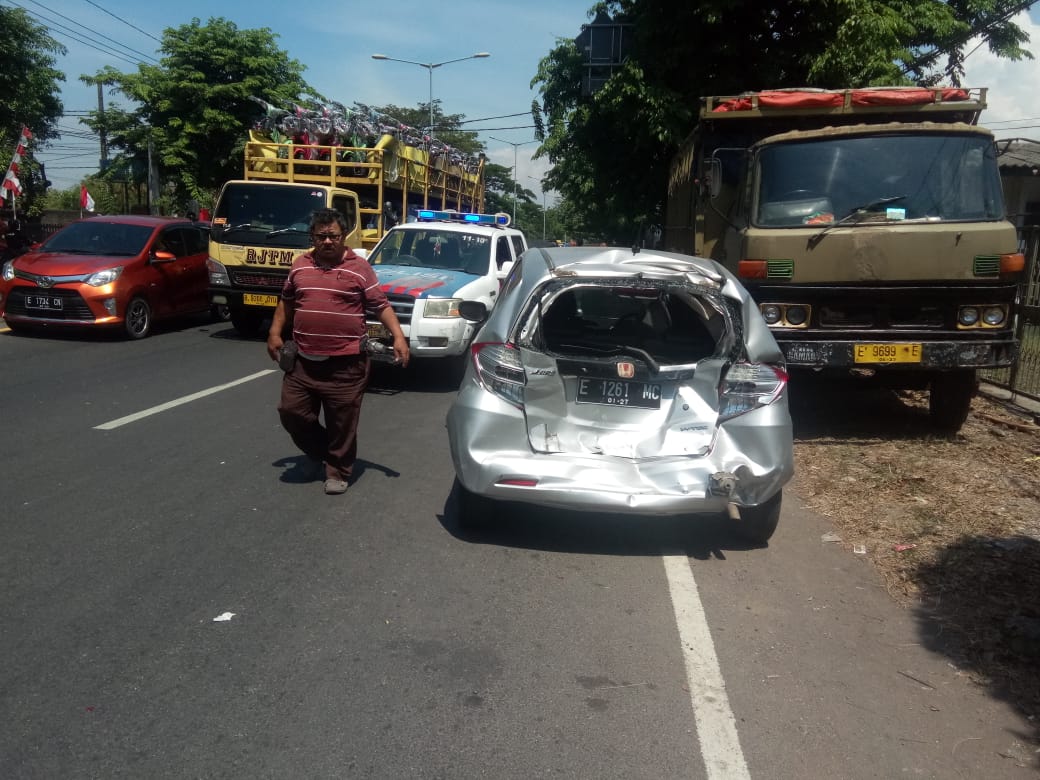 Kecelakaan di Tiga Berlian Cirebon, Honda Jazz Ringsek Diseruduk Truk