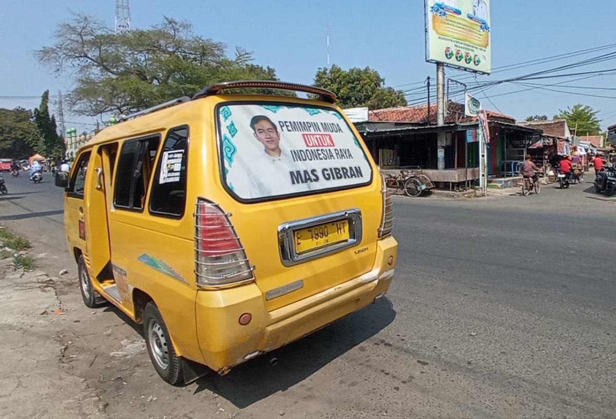 Angkot di Cirebon Dipasang Poster Mas Gibran, Begini Pengakuan Para Sopir, Oh Ternyata…