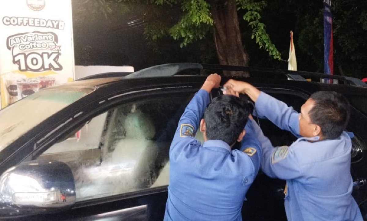 Anak Terjebak di Dalam Mobil, Orang Tua Panik, Damkar Turun Tangan