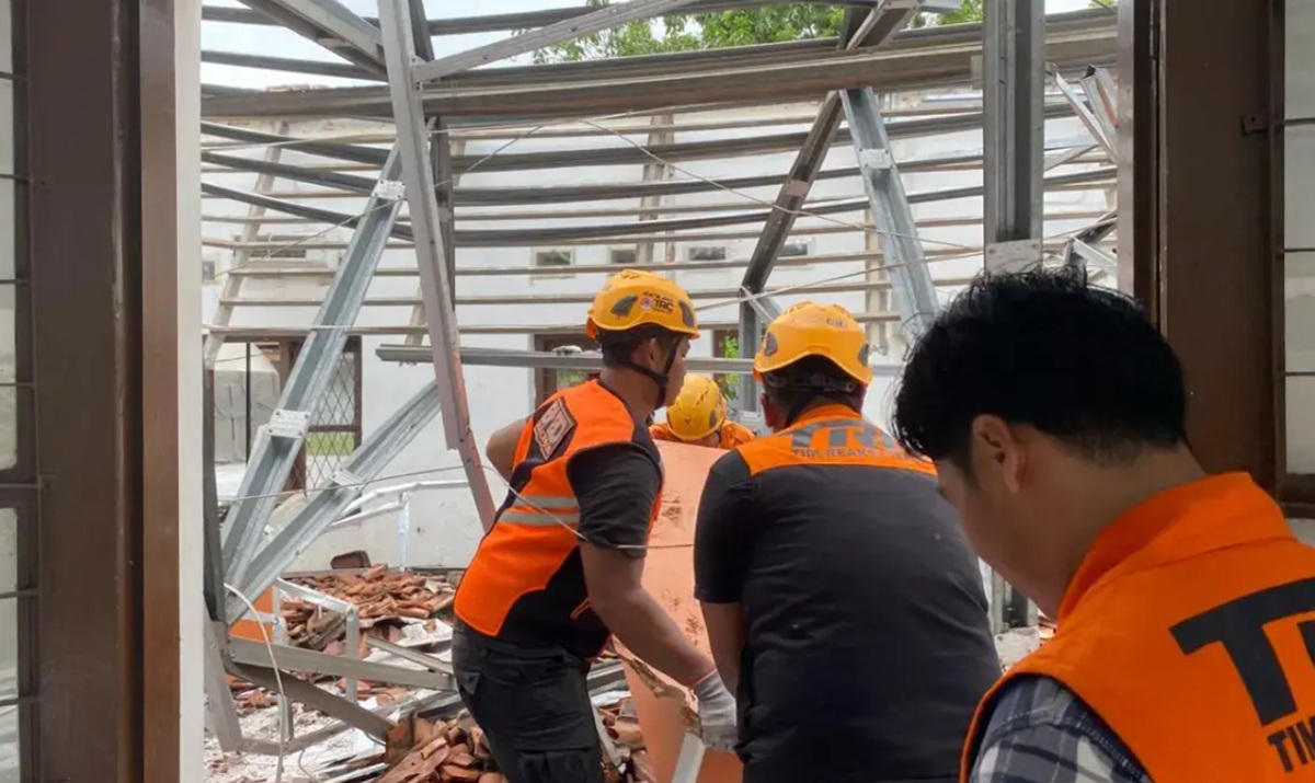 Kantor Disnaker Kota Cirebon Ambruk, ASN Fokus Selamatkan Aset