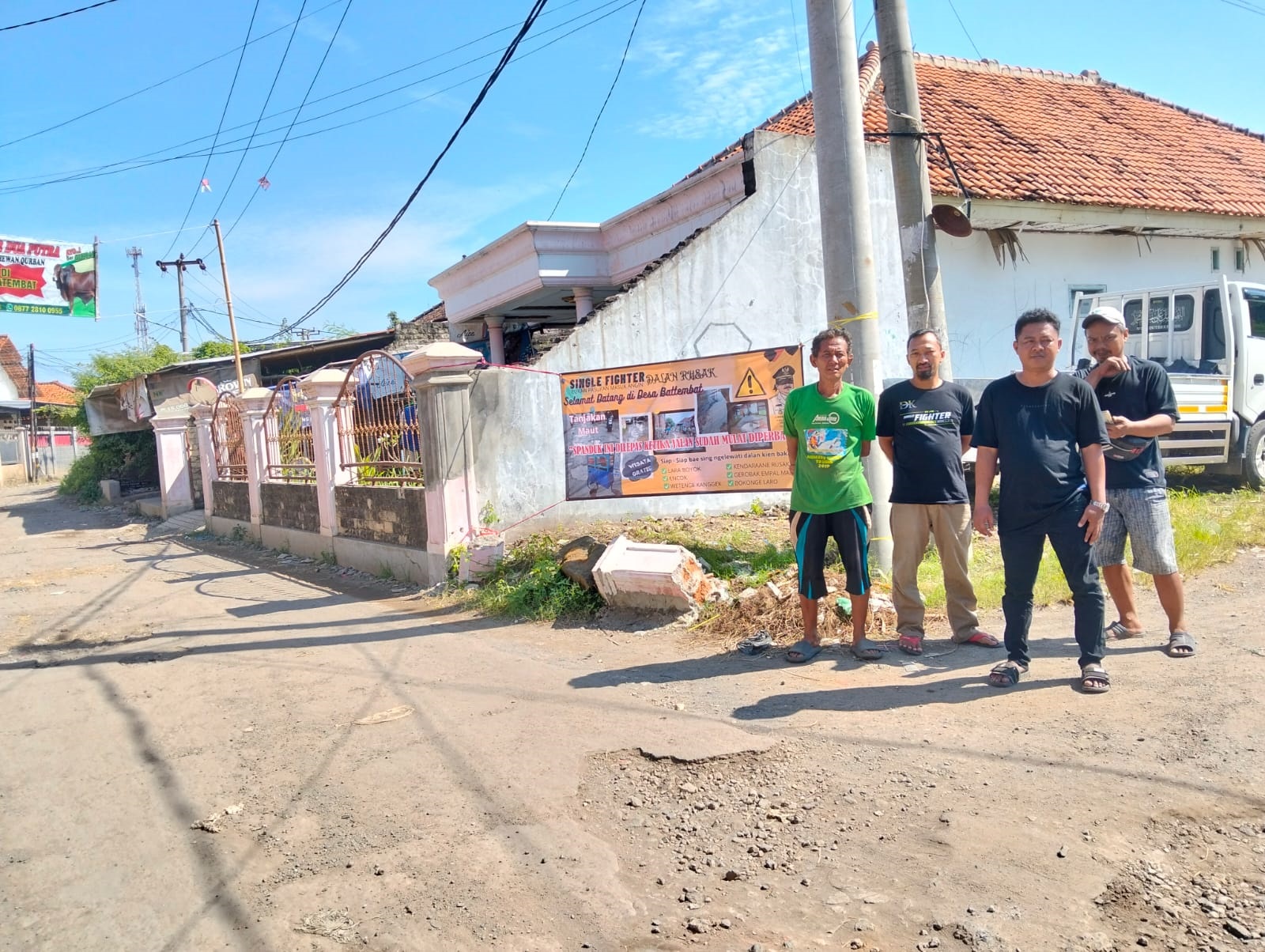 Tidak Hanya Cirebon Timur, Warga di Wilayah Barat Protes Jalan Rusak