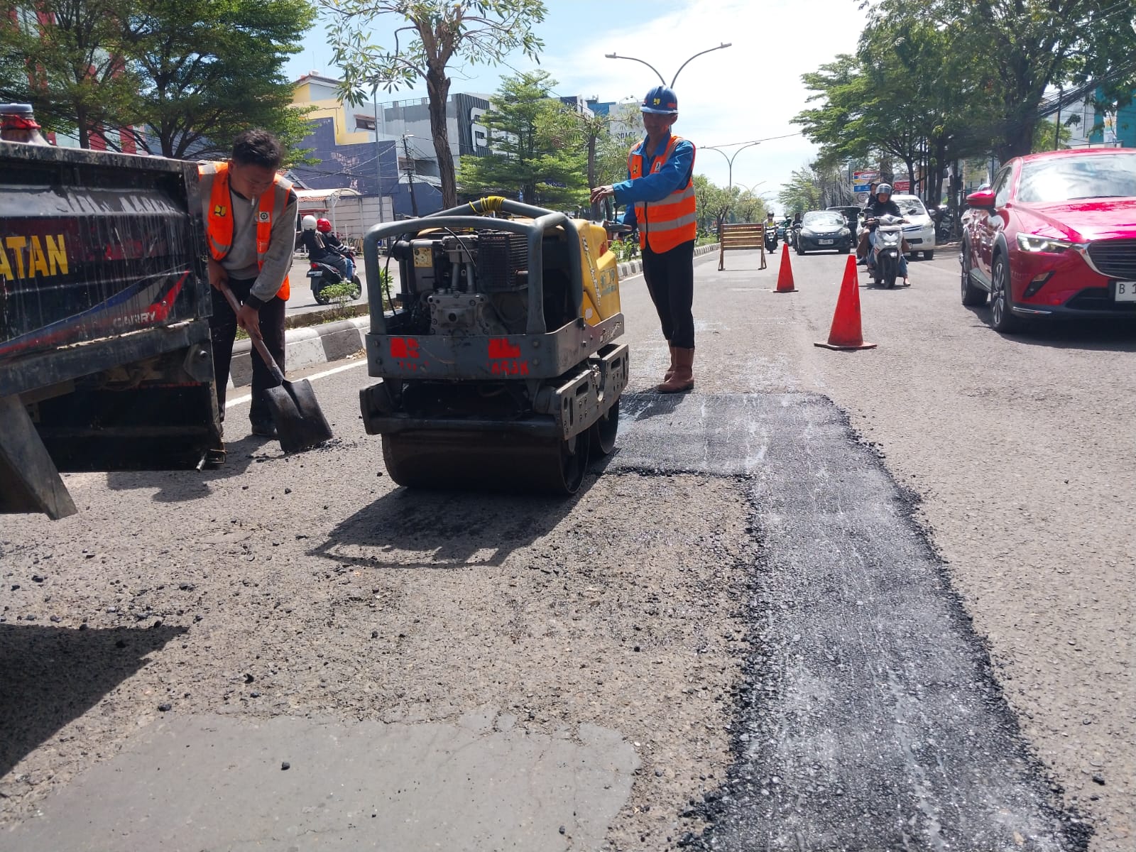 DPUTR Lakukan Pemeliharaan Jalan dengan Menambal Jalan yang Berlubang