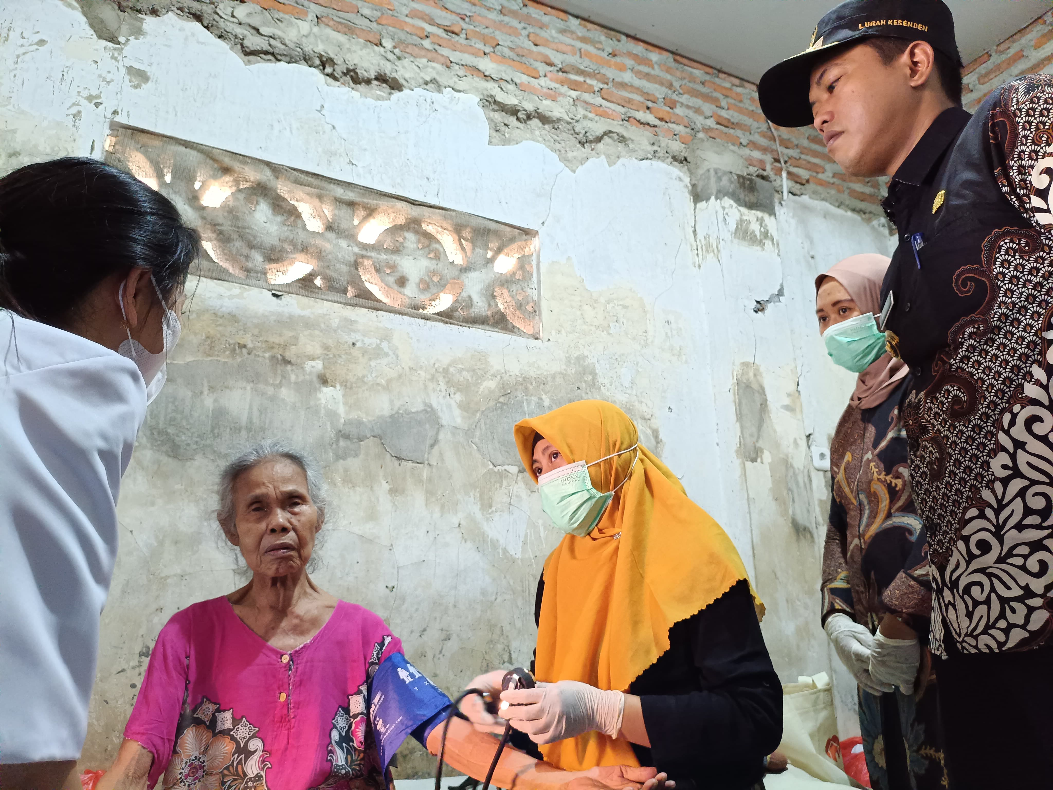 Datangi Langsung Rumah Warga, Kelurahan Kesenden Adakan Bakti Sosial dan Cek Kesehatan Gratis 