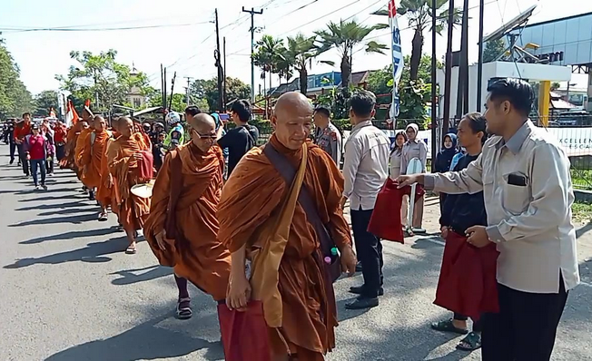 32 Bhiksu Thudong Melanjutkan Perjalanan dari Kota Cirebon ke Borobudur, Warga Antusias di Sepanjang Pantura