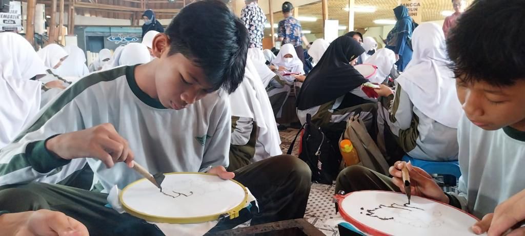 SMP Al-Irsyad Al-Islamiyyah Gelar Field Trip Lintas Mata Pelajaran dengan Membatik 