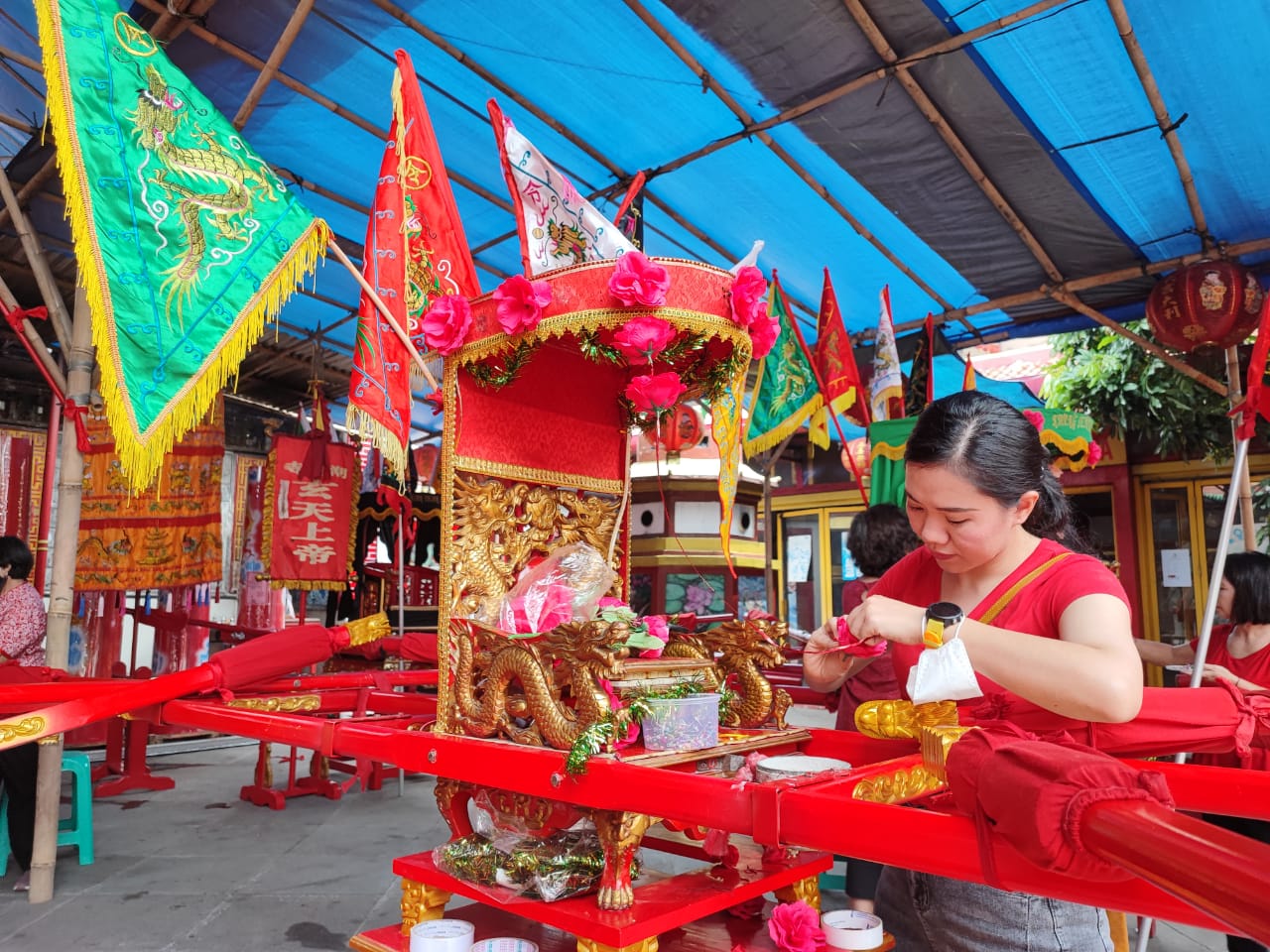 Vihara Dewi Welas Asih Menghias Joli yang Akan Diarak Keliling Kota Cirebon 