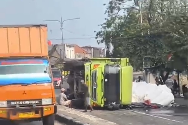 Truk Kontainer Terguling di Pantura Eretan, Arus Jakarta-Cirebon Macet 2 Kilometer