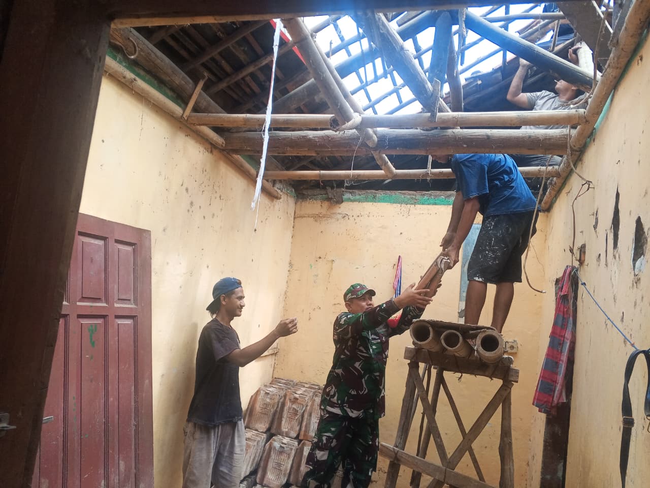 Babinsa Kesenden Dampingi Pembongkaran Rumah Warga dalam Program Rutilahu 2025