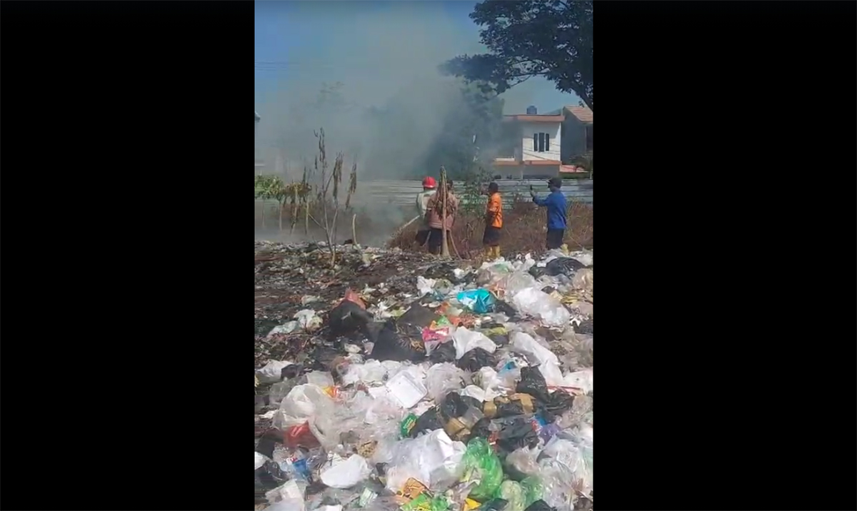 Kebakaran di TPA Perumahan Taman Kora Ciperna, Damkar Gagal Padamkan Sumber Api