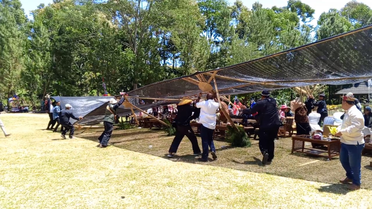 Tertiup Angin Kencang, Tenda VIP Roboh Saat Makan Bersama Ratusan Warga