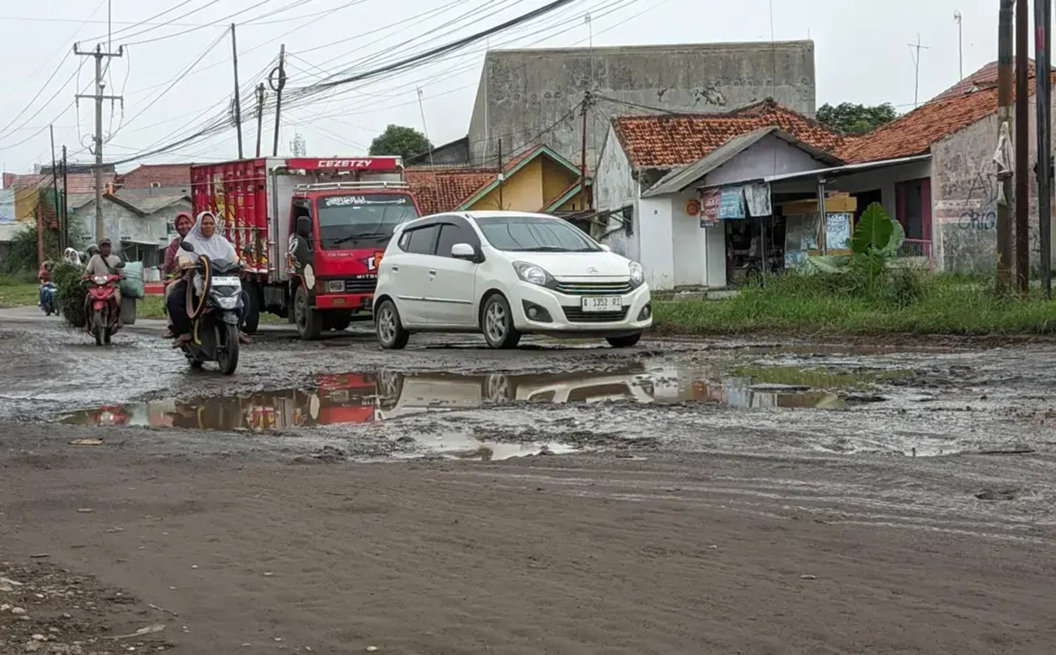 SABAR! Perbaikan Jalan Rusak Sindanglaut–Pabuaran Masih Tahap Lelang