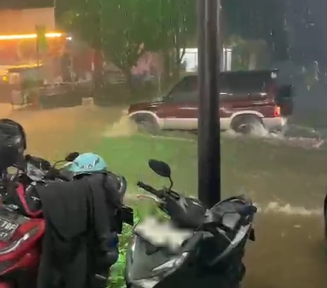 Sore Hingga Malam Diguyur Hujan, Jalan Perjuangan Kota Cirebon Terendam