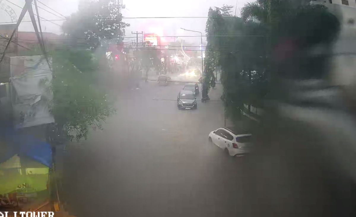 Jangan Lewat Sini! Banjir Genangi Jalan Ciremai Raya Cirebon Senin Sore