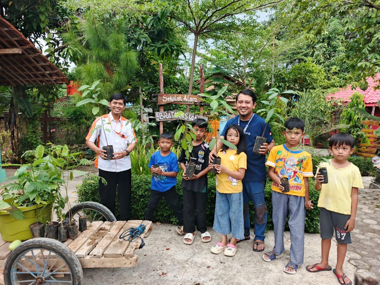 Aksi Peduli Lingkungan BMH Serahkan Bibit Pohon
