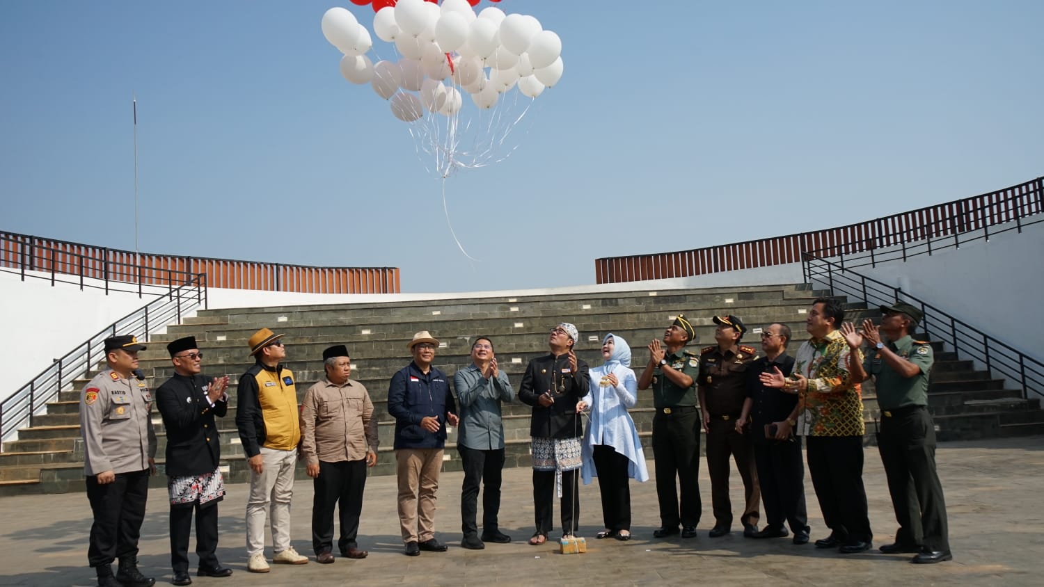 Kado Kang Emil untuk Kabupaten Bekasi, Alun-alun Ajarwarna, Nama Diberikan Dadakan