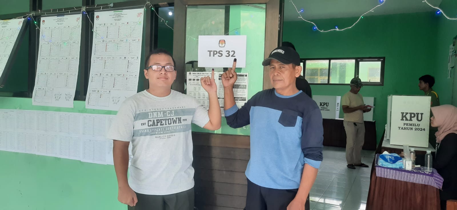 Pemilih Pemula di Pemilu 2024 di TPS 32 Sunyaragi Cirebon, Ada yang Usia 17 Tahun Juga 54 Tahun