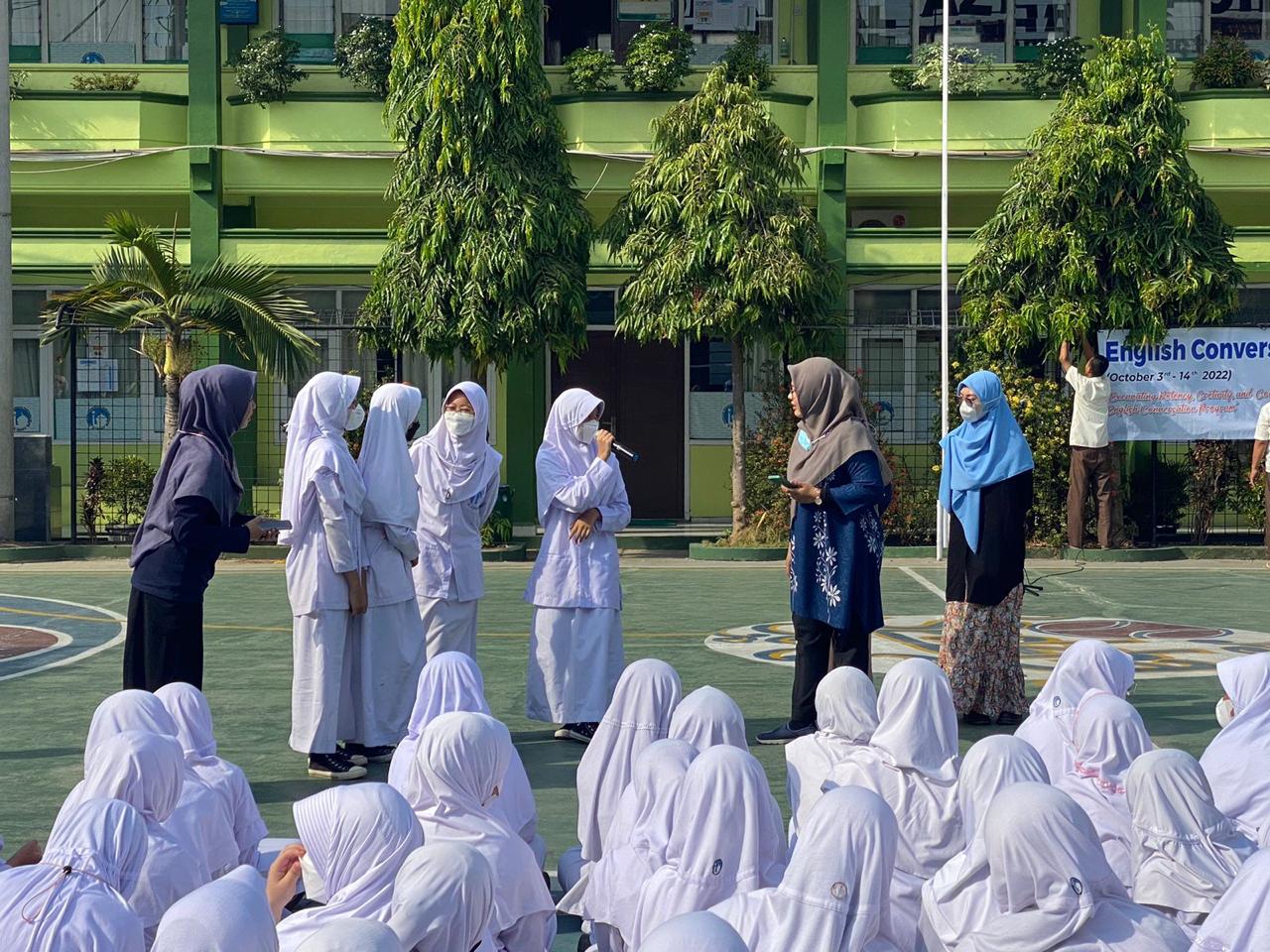 SMP Islam Al Azhar 5 Cirebon Menggelar English Conversation Class