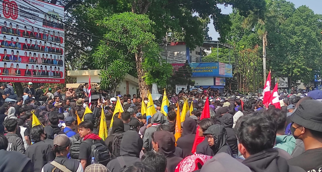 Sempat Ricuh, Aksi Unjuk Rasa Mahasiswa Didepan Gedung DPRD Majalengka Berakhir Damai