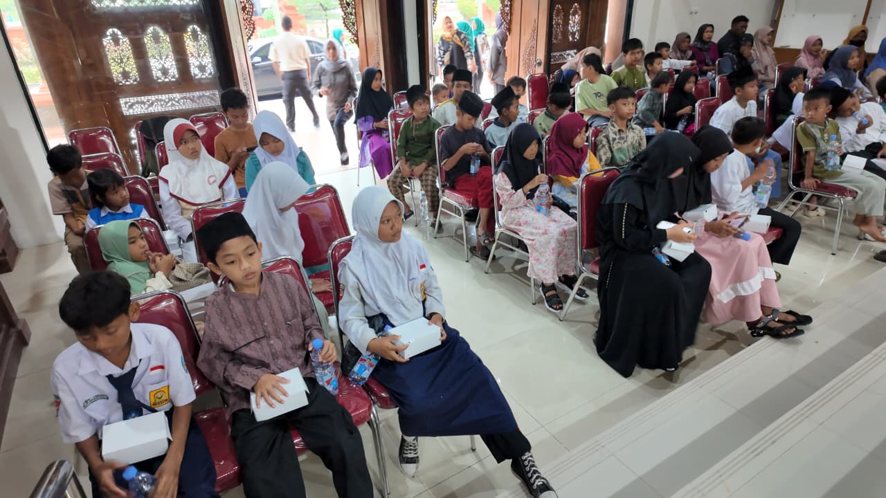 Gedung DPRD Kabupaten Cirebon Jadi Ruang Berbagi, IKIAD Santuni 50 Anak Yatim